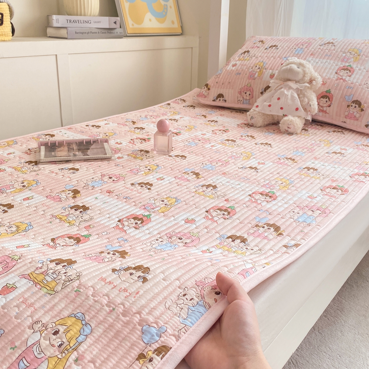 91家纺网 家纺一手货源 找家纺 康纳利 2026新款全棉床盖学生夹棉薄款床盖宿舍上下铺床垫三件套四季通用 欢乐伙伴