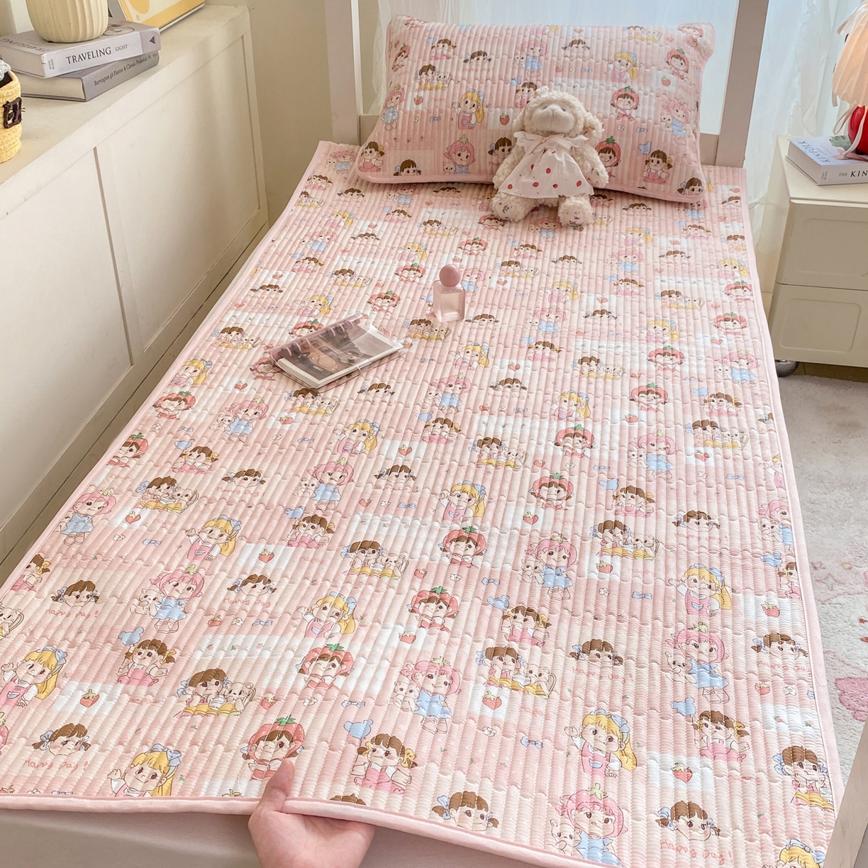 91家纺网 家纺一手货源 找家纺 康纳利 2026新款全棉床盖学生夹棉薄款床盖宿舍上下铺床垫三件套四季通用 欢乐伙伴