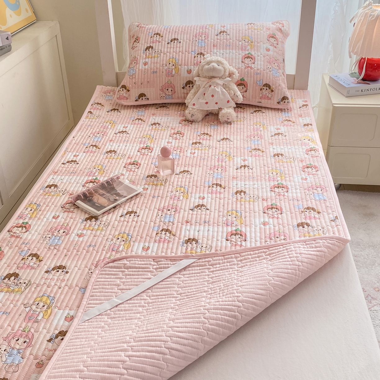 91家纺网 家纺一手货源 找家纺 康纳利 2026新款全棉床盖学生夹棉薄款床盖宿舍上下铺床垫三件套四季通用 欢乐伙伴