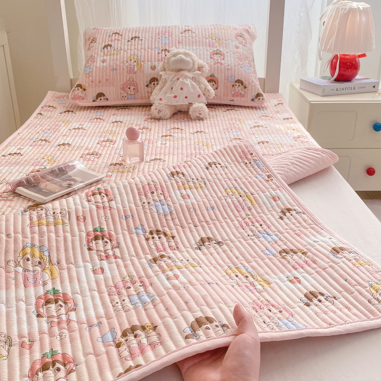 91家纺网 家纺一手货源 找家纺 康纳利 2026新款全棉床盖学生夹棉薄款床盖宿舍上下铺床垫三件套四季通用 欢乐伙伴