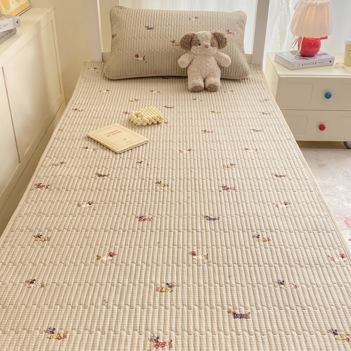 91家纺网 家纺一手货源 找家纺 康纳利 2026新款全棉床盖学生夹棉薄款床盖宿舍上下铺床垫三件套四季通用 腊肠狗