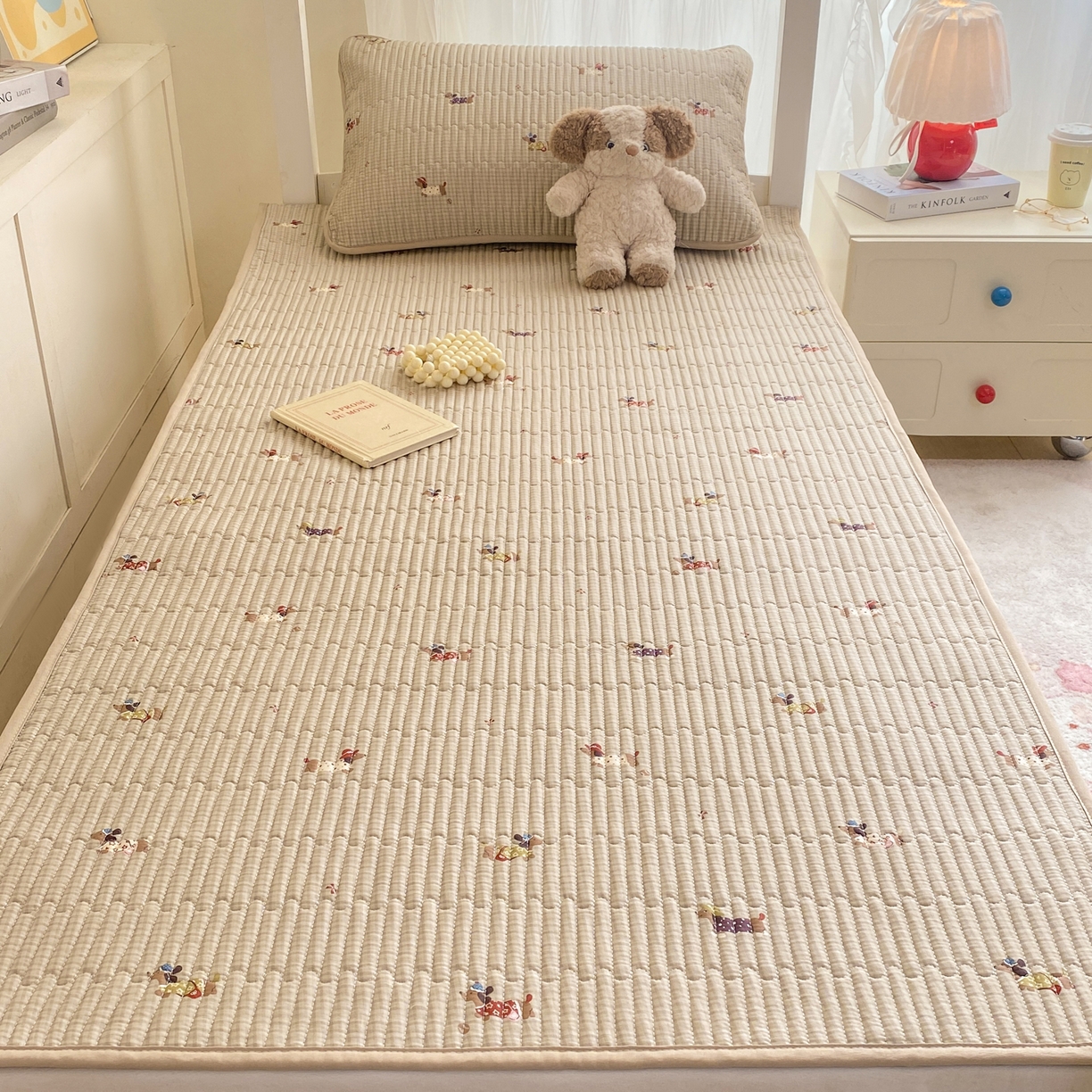 91家纺网 家纺一手货源 找家纺 康纳利 2026新款全棉床盖学生夹棉薄款床盖宿舍上下铺床垫三件套四季通用 腊肠狗