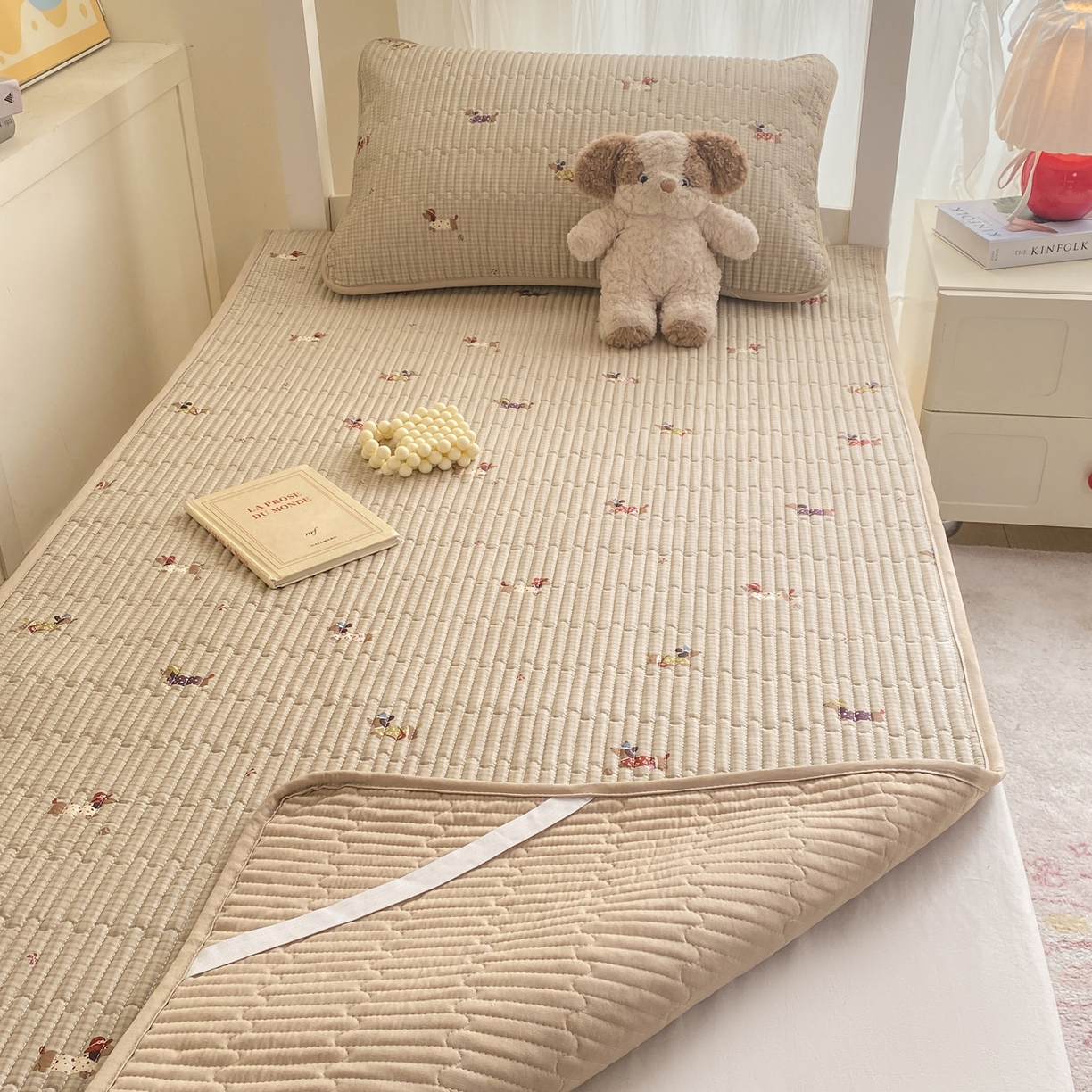 91家纺网 家纺一手货源 找家纺 康纳利 2026新款全棉床盖学生夹棉薄款床盖宿舍上下铺床垫三件套四季通用 腊肠狗