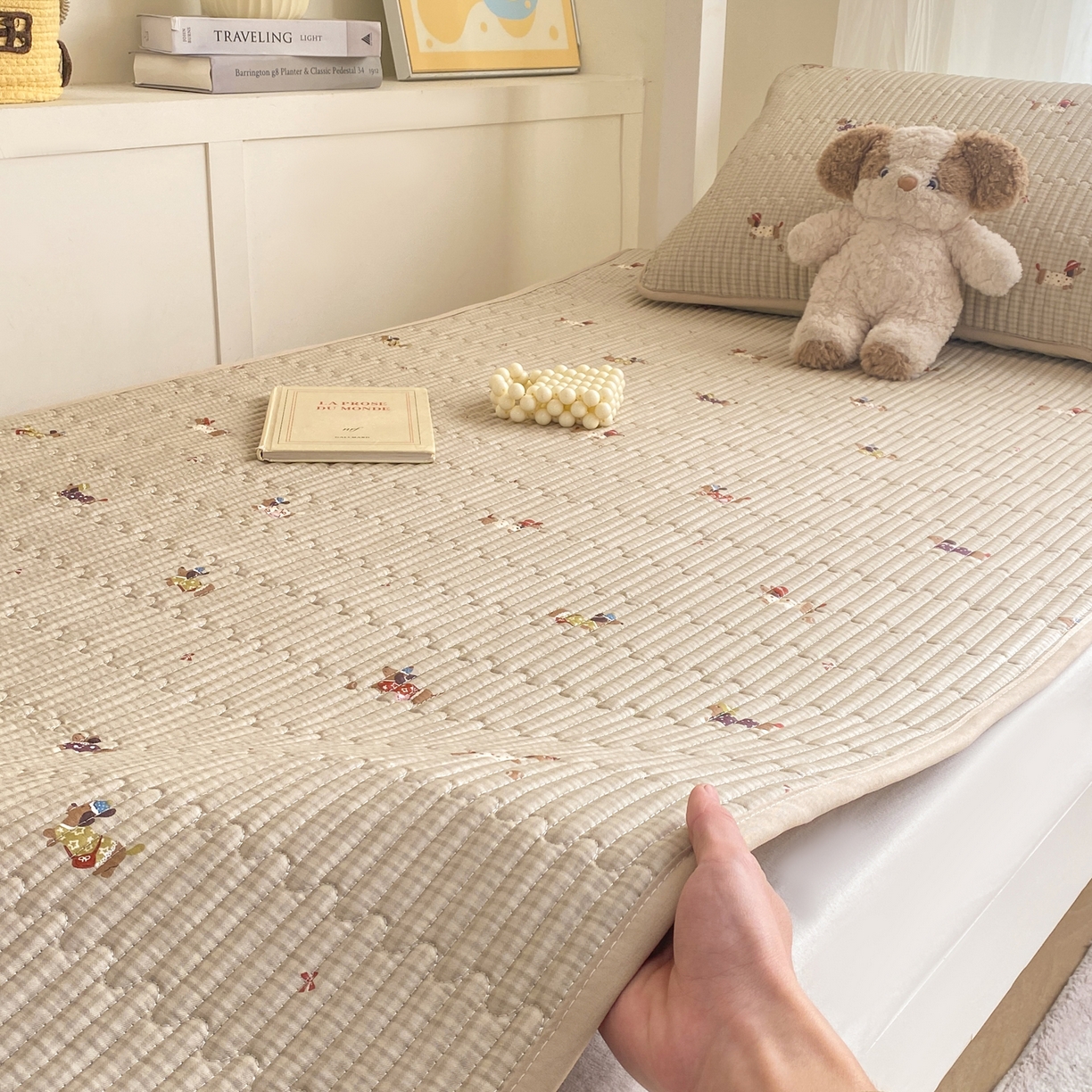 91家纺网 家纺一手货源 找家纺 康纳利 2026新款全棉床盖学生夹棉薄款床盖宿舍上下铺床垫三件套四季通用 腊肠狗