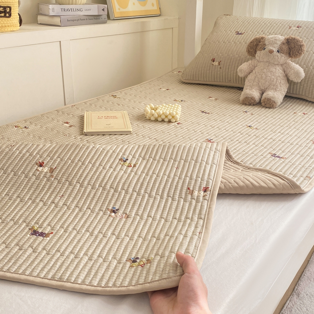 91家纺网 家纺一手货源 找家纺 康纳利 2026新款全棉床盖学生夹棉薄款床盖宿舍上下铺床垫三件套四季通用 腊肠狗