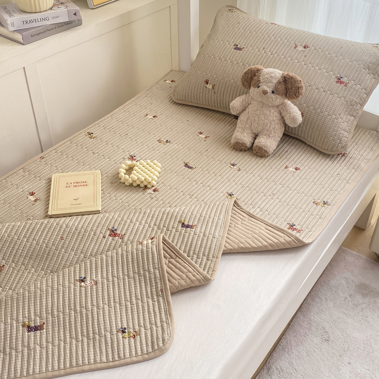 91家纺网 家纺一手货源 找家纺 康纳利 2026新款全棉床盖学生夹棉薄款床盖宿舍上下铺床垫三件套四季通用 腊肠狗