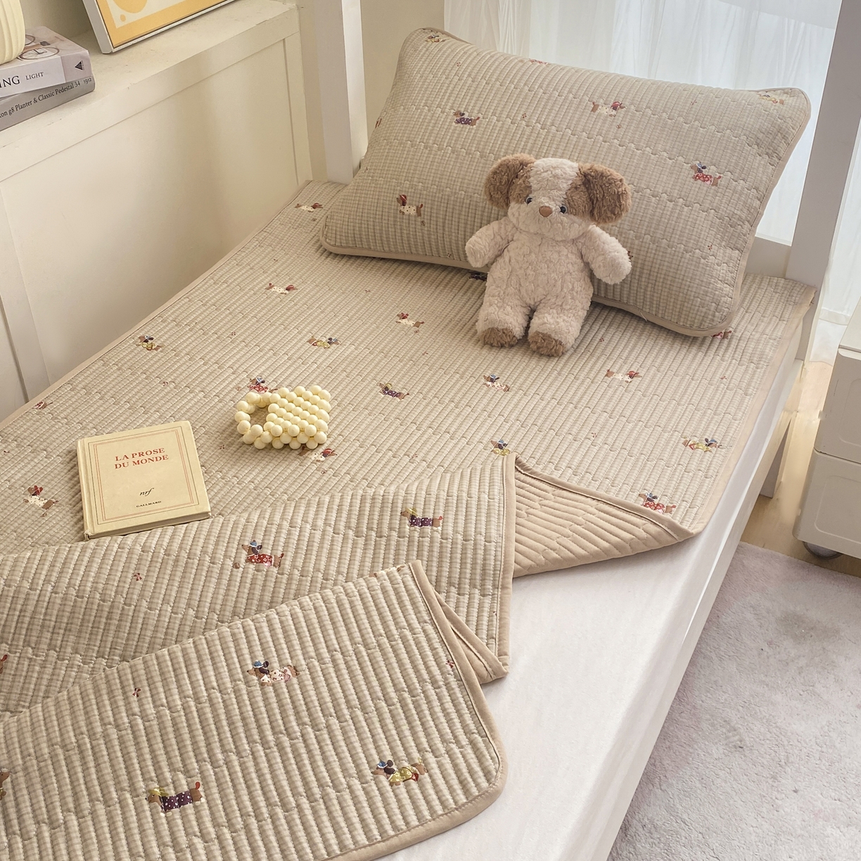 91家纺网 家纺一手货源 找家纺 康纳利 2026新款全棉床盖学生夹棉薄款床盖宿舍上下铺床垫三件套四季通用 腊肠狗