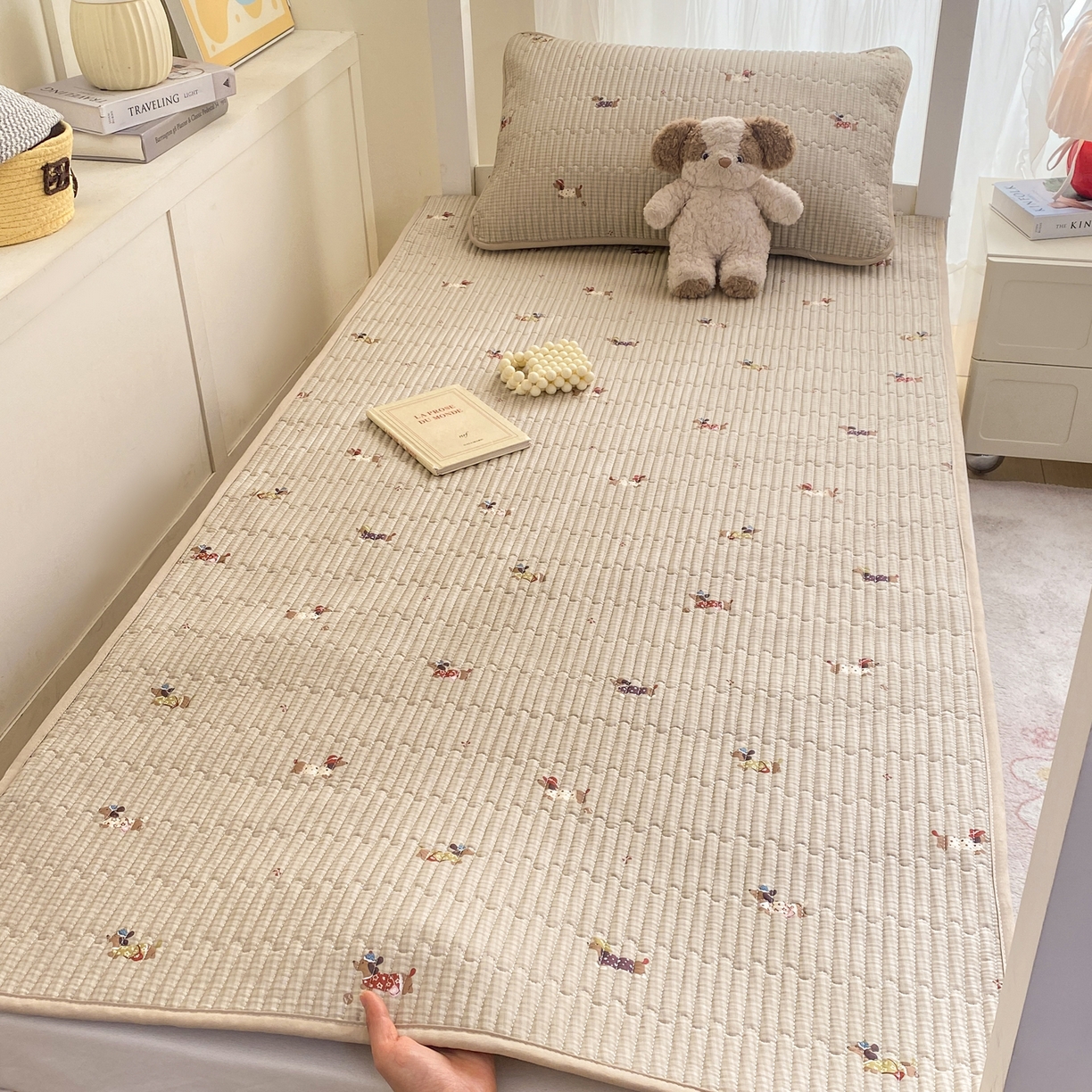 91家纺网 家纺一手货源 找家纺 康纳利 2026新款全棉床盖学生夹棉薄款床盖宿舍上下铺床垫三件套四季通用 腊肠狗