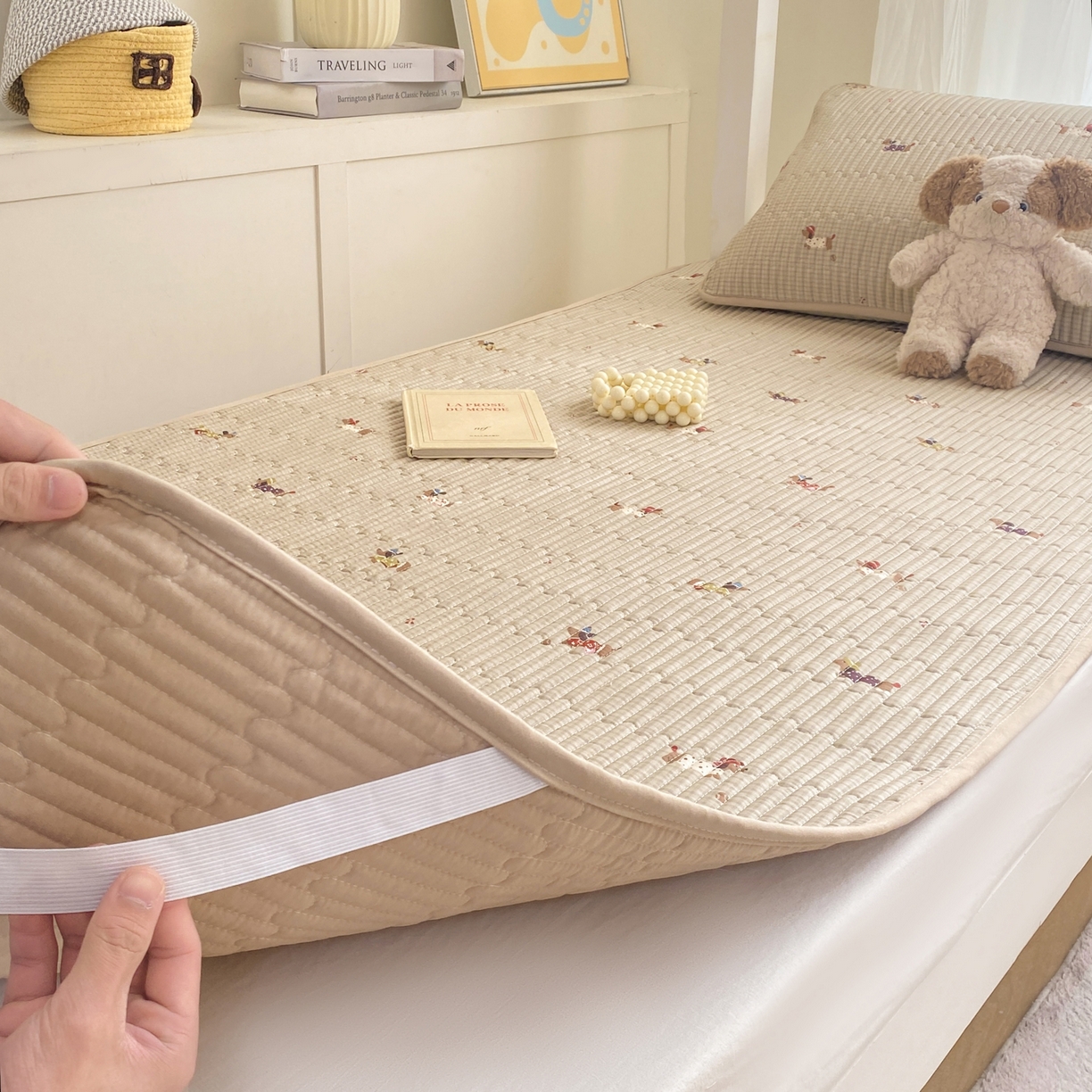 91家纺网 家纺一手货源 找家纺 康纳利 2026新款全棉床盖学生夹棉薄款床盖宿舍上下铺床垫三件套四季通用 腊肠狗