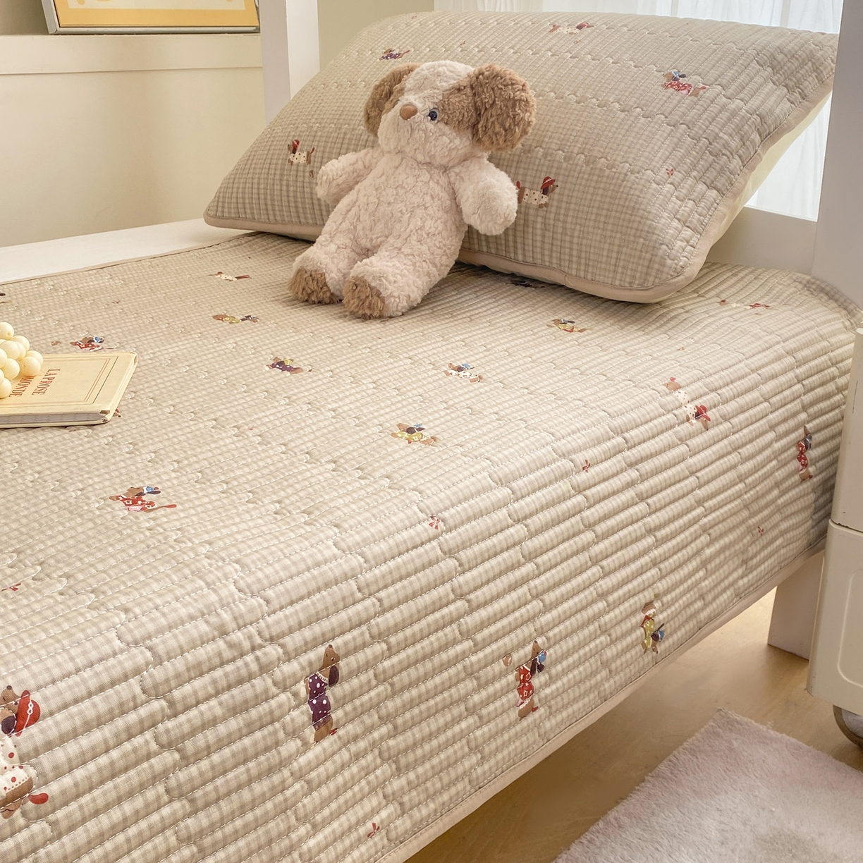 91家纺网 家纺一手货源 找家纺 康纳利 2026新款全棉床盖学生夹棉薄款床盖宿舍上下铺床垫三件套四季通用 腊肠狗