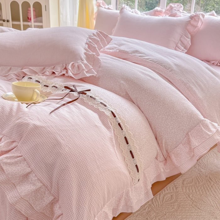 91家纺网 家纺一手货源 找家纺 赛丽雅 2026年新款直播爆款双层花边拼接蝴蝶结工艺款四件套床上用品 南法假日-桃粉