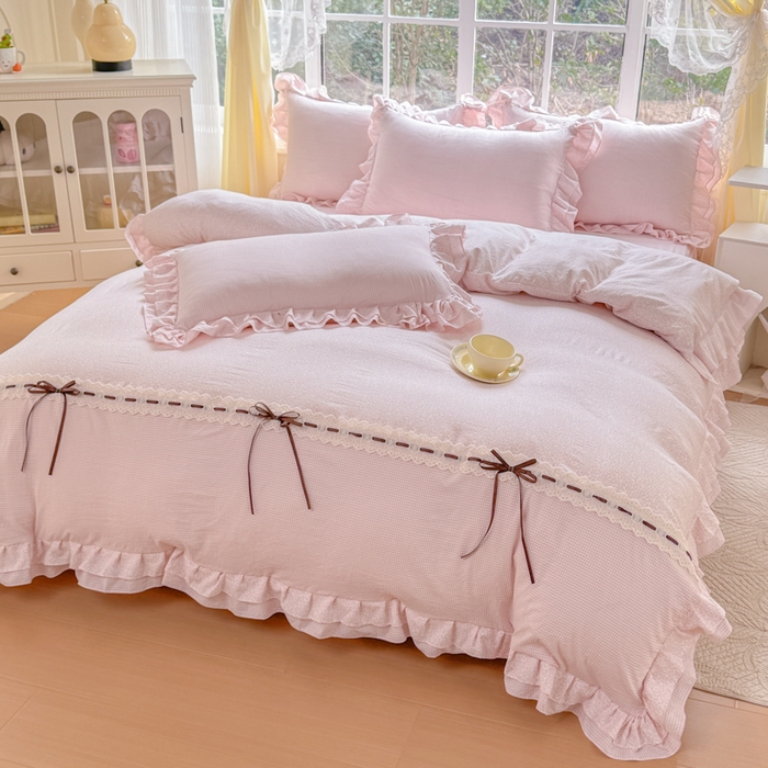 91家纺网 家纺一手货源 找家纺 赛丽雅 2026年新款直播爆款双层花边拼接蝴蝶结工艺款四件套床上用品 南法假日-桃粉