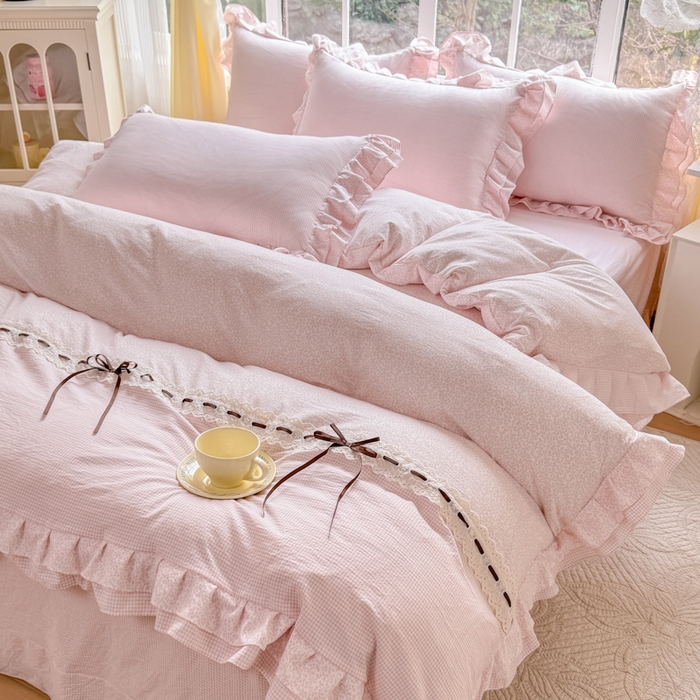 91家纺网 家纺一手货源 找家纺 赛丽雅 2026年新款直播爆款双层花边拼接蝴蝶结工艺款四件套床上用品 南法假日-桃粉