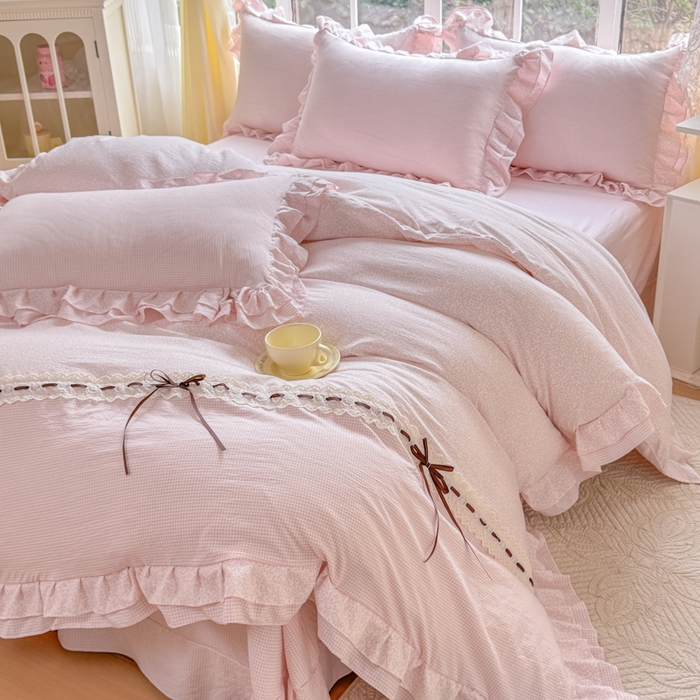 91家纺网 家纺一手货源 找家纺 赛丽雅 2026年新款直播爆款双层花边拼接蝴蝶结工艺款四件套床上用品 南法假日-桃粉