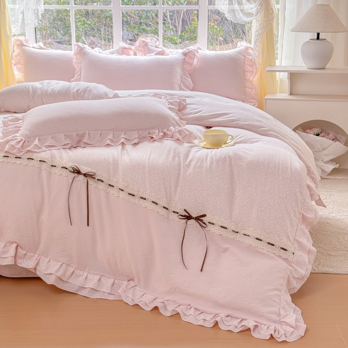 91家纺网 家纺一手货源 找家纺 赛丽雅 2026年新款直播爆款双层花边拼接蝴蝶结工艺款四件套床上用品 南法假日-桃粉