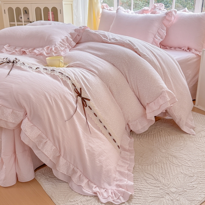 91家纺网 家纺一手货源 找家纺 赛丽雅 2026年新款直播爆款双层花边拼接蝴蝶结工艺款四件套床上用品 南法假日-桃粉