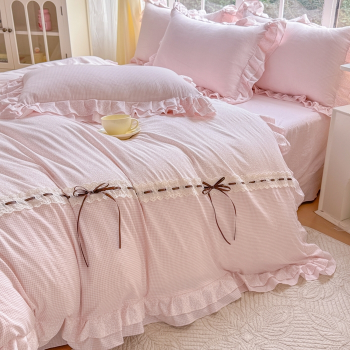 91家纺网 家纺一手货源 找家纺 赛丽雅 2026年新款直播爆款双层花边拼接蝴蝶结工艺款四件套床上用品 南法假日-桃粉