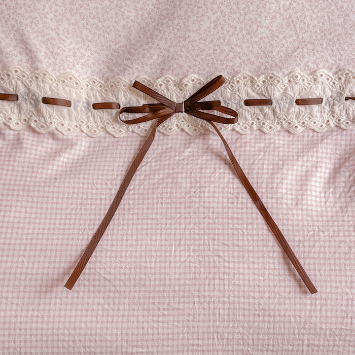 91家纺网 家纺一手货源 找家纺 赛丽雅 2026年新款直播爆款双层花边拼接蝴蝶结工艺款四件套床上用品 南法假日-桃粉