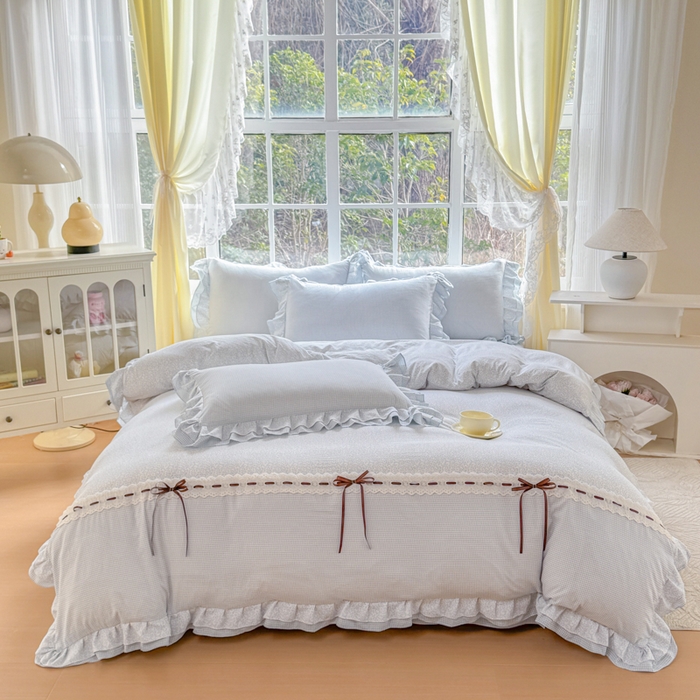 91家纺网 家纺一手货源 找家纺 赛丽雅 2026年新款直播爆款双层花边拼接蝴蝶结工艺款四件套床上用品 南法假日-天空蓝