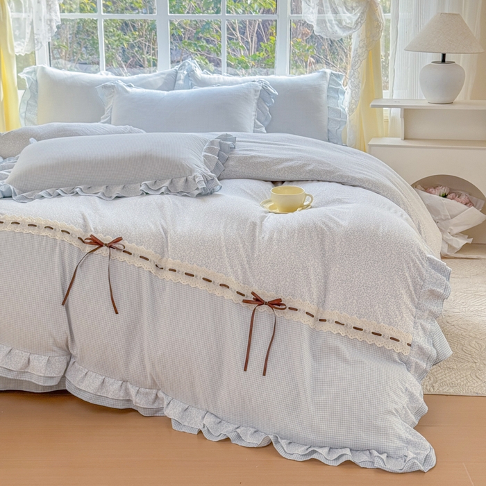 91家纺网 家纺一手货源 找家纺 赛丽雅 2026年新款直播爆款双层花边拼接蝴蝶结工艺款四件套床上用品 南法假日-天空蓝