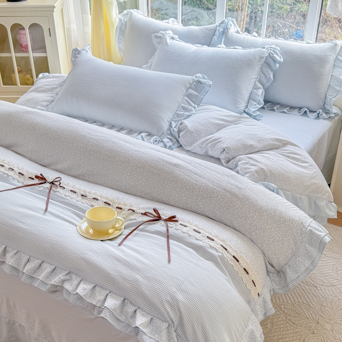 91家纺网 家纺一手货源 找家纺 赛丽雅 2026年新款直播爆款双层花边拼接蝴蝶结工艺款四件套床上用品 南法假日-天空蓝