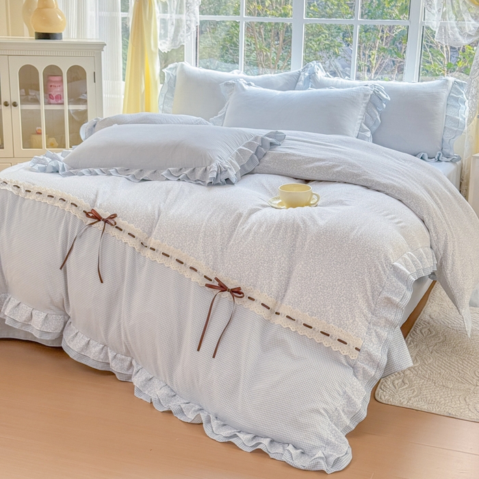 91家纺网 家纺一手货源 找家纺 赛丽雅 2026年新款直播爆款双层花边拼接蝴蝶结工艺款四件套床上用品 南法假日-天空蓝