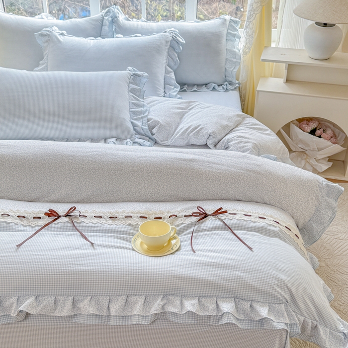 91家纺网 家纺一手货源 找家纺 赛丽雅 2026年新款直播爆款双层花边拼接蝴蝶结工艺款四件套床上用品 南法假日-天空蓝