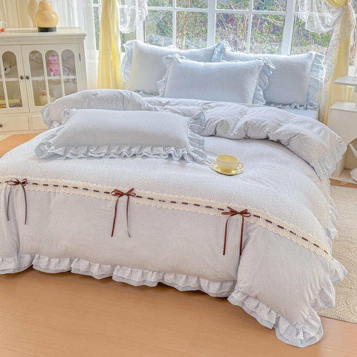 91家纺网 家纺一手货源 找家纺 赛丽雅 2026年新款直播爆款双层花边拼接蝴蝶结工艺款四件套床上用品 南法假日-天空蓝