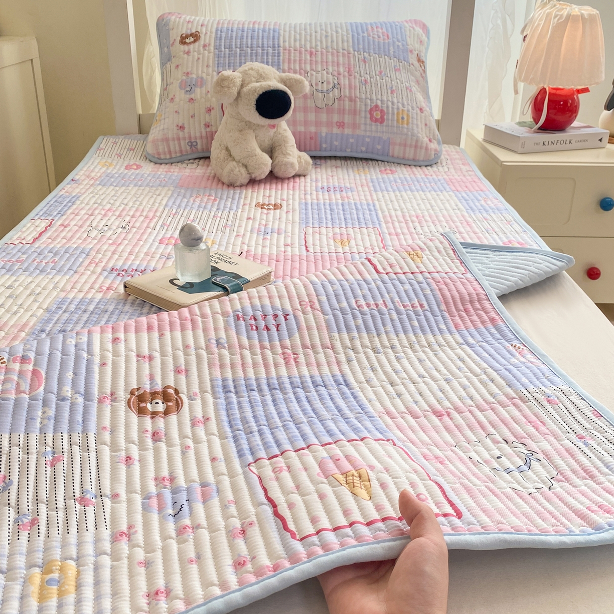 91家纺网 家纺一手货源 找家纺 康纳利 2026新款全棉床盖学生夹棉薄款床盖宿舍上下铺床垫三件套四季通用 萌小福