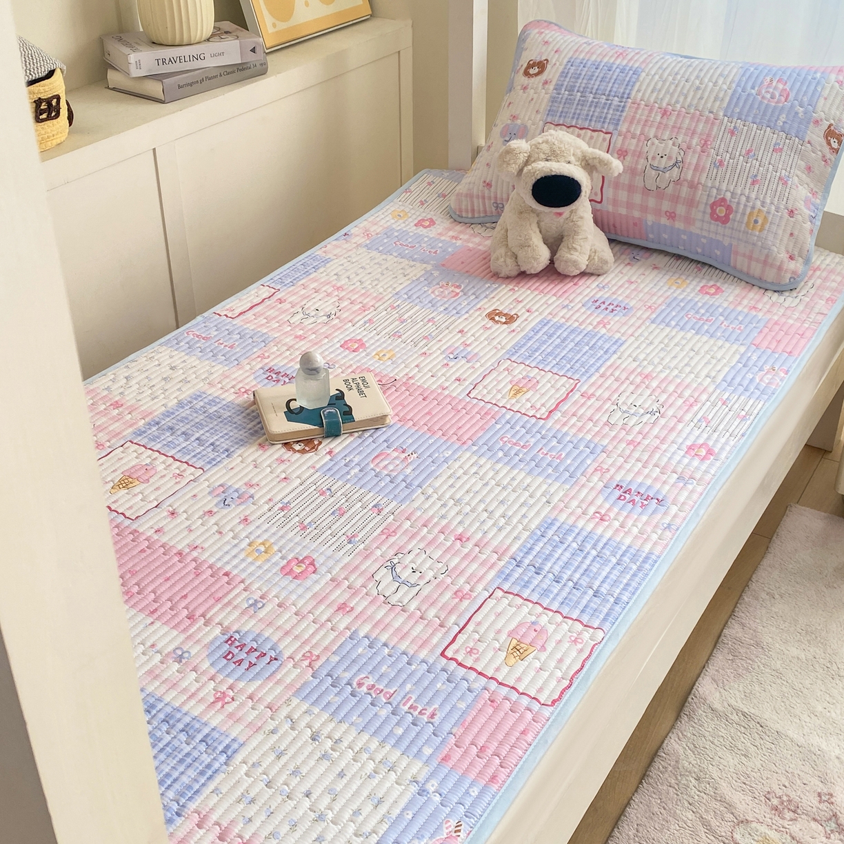 91家纺网 家纺一手货源 找家纺 康纳利 2026新款全棉床盖学生夹棉薄款床盖宿舍上下铺床垫三件套四季通用 萌小福