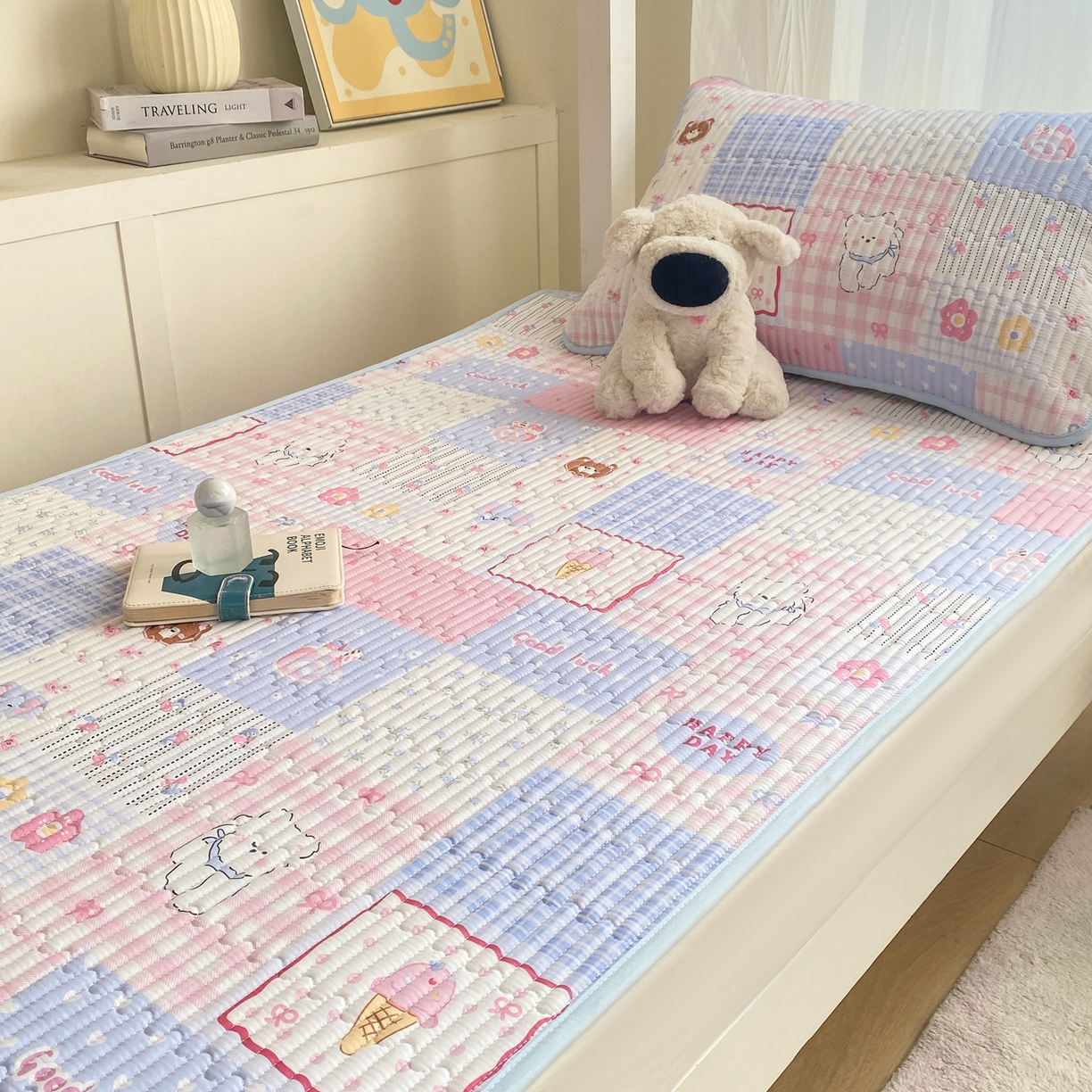 91家纺网 家纺一手货源 找家纺 康纳利 2026新款全棉床盖学生夹棉薄款床盖宿舍上下铺床垫三件套四季通用 萌小福