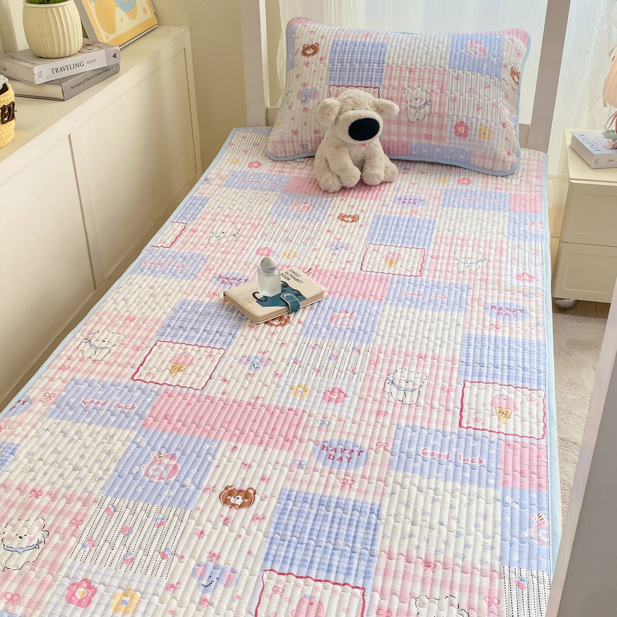 91家纺网 家纺一手货源 找家纺 康纳利 2026新款全棉床盖学生夹棉薄款床盖宿舍上下铺床垫三件套四季通用 萌小福