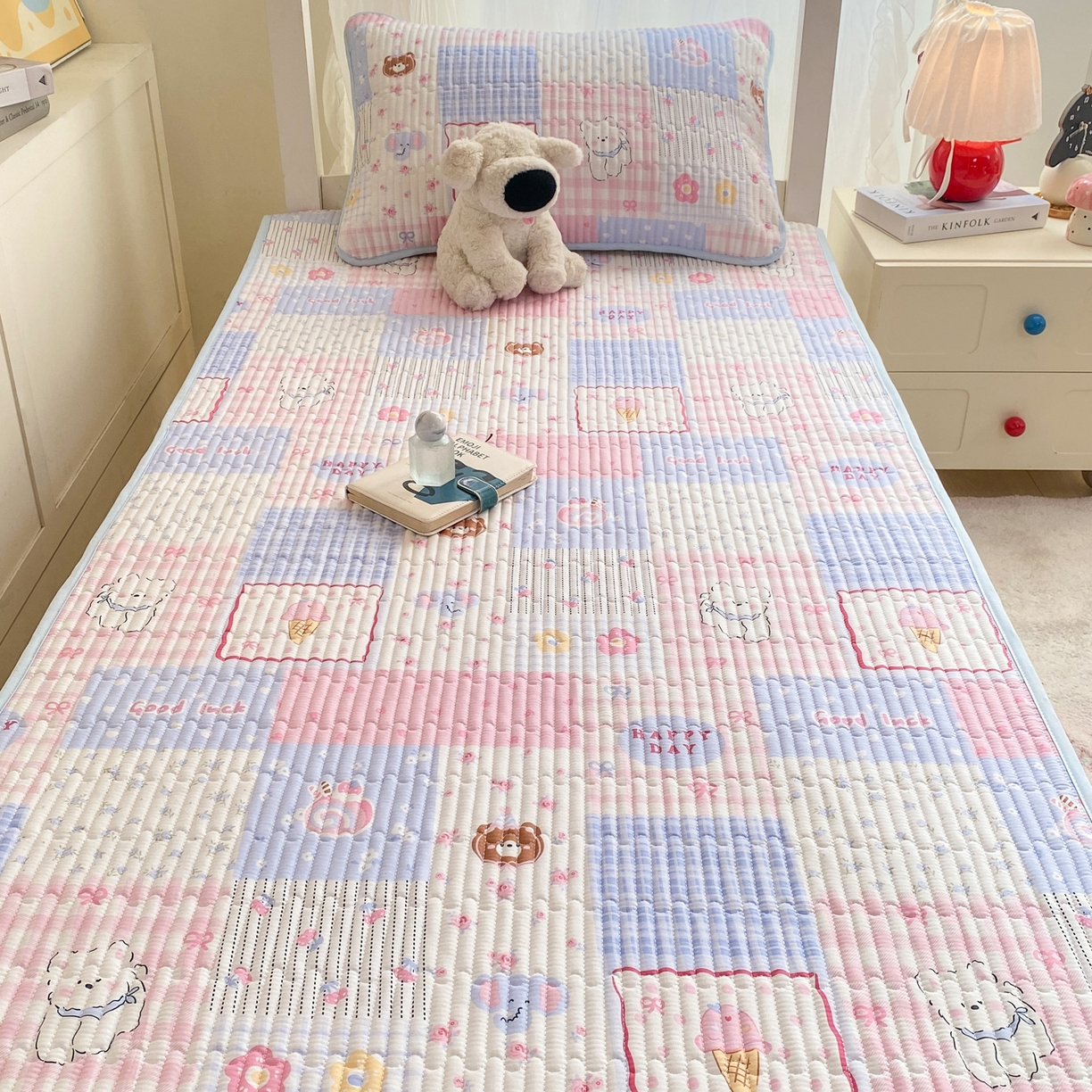 91家纺网 家纺一手货源 找家纺 康纳利 2026新款全棉床盖学生夹棉薄款床盖宿舍上下铺床垫三件套四季通用 萌小福