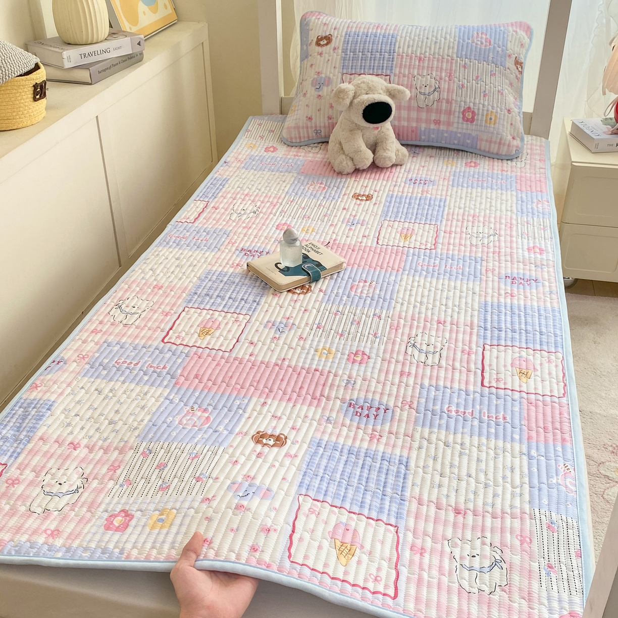 91家纺网 家纺一手货源 找家纺 康纳利 2026新款全棉床盖学生夹棉薄款床盖宿舍上下铺床垫三件套四季通用 萌小福