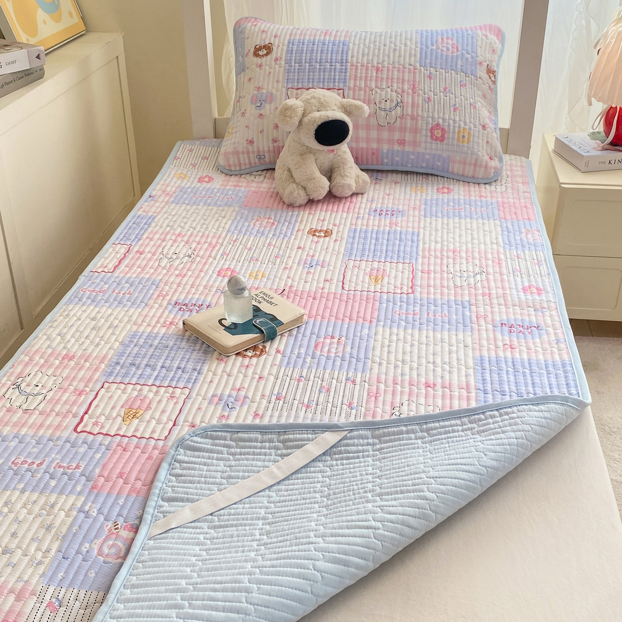 91家纺网 家纺一手货源 找家纺 康纳利 2026新款全棉床盖学生夹棉薄款床盖宿舍上下铺床垫三件套四季通用 萌小福