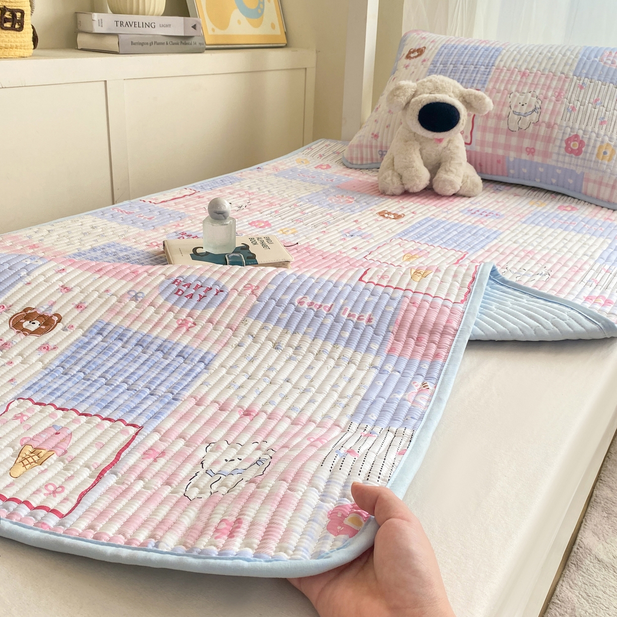 91家纺网 家纺一手货源 找家纺 康纳利 2026新款全棉床盖学生夹棉薄款床盖宿舍上下铺床垫三件套四季通用 萌小福