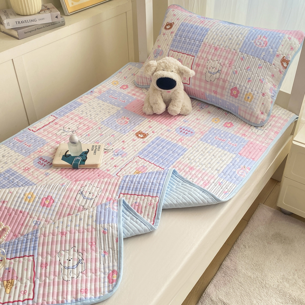 91家纺网 家纺一手货源 找家纺 康纳利 2026新款全棉床盖学生夹棉薄款床盖宿舍上下铺床垫三件套四季通用 萌小福