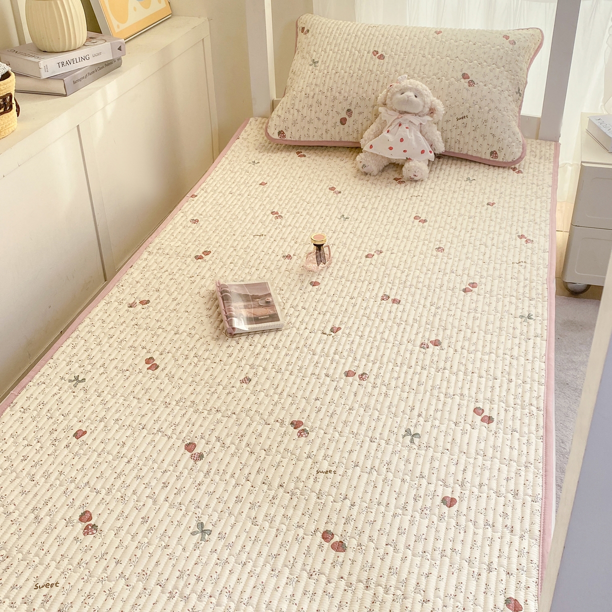 91家纺网 家纺一手货源 找家纺 康纳利 2026新款全棉床盖学生夹棉薄款床盖宿舍上下铺床垫三件套四季通用 相约