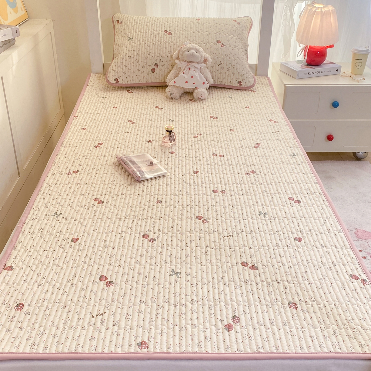 91家纺网 家纺一手货源 找家纺 康纳利 2026新款全棉床盖学生夹棉薄款床盖宿舍上下铺床垫三件套四季通用 相约