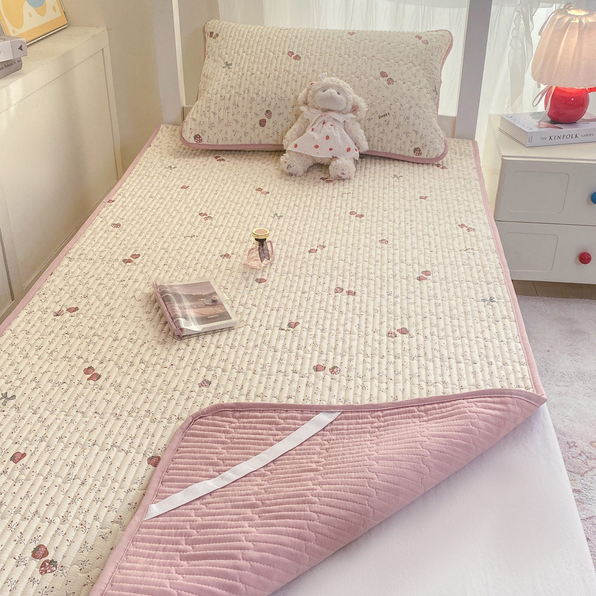 91家纺网 家纺一手货源 找家纺 康纳利 2026新款全棉床盖学生夹棉薄款床盖宿舍上下铺床垫三件套四季通用 相约