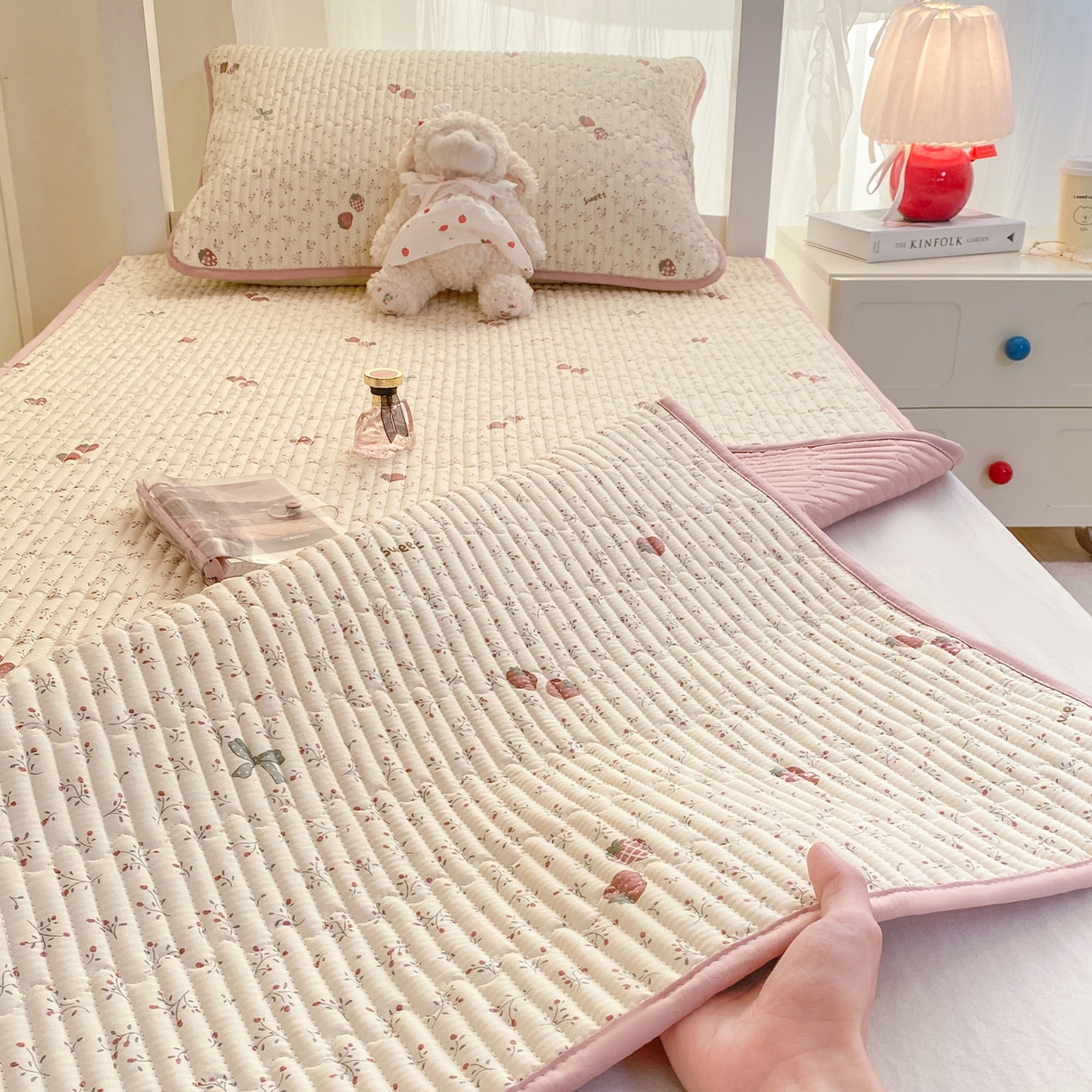 91家纺网 家纺一手货源 找家纺 康纳利 2026新款全棉床盖学生夹棉薄款床盖宿舍上下铺床垫三件套四季通用 相约