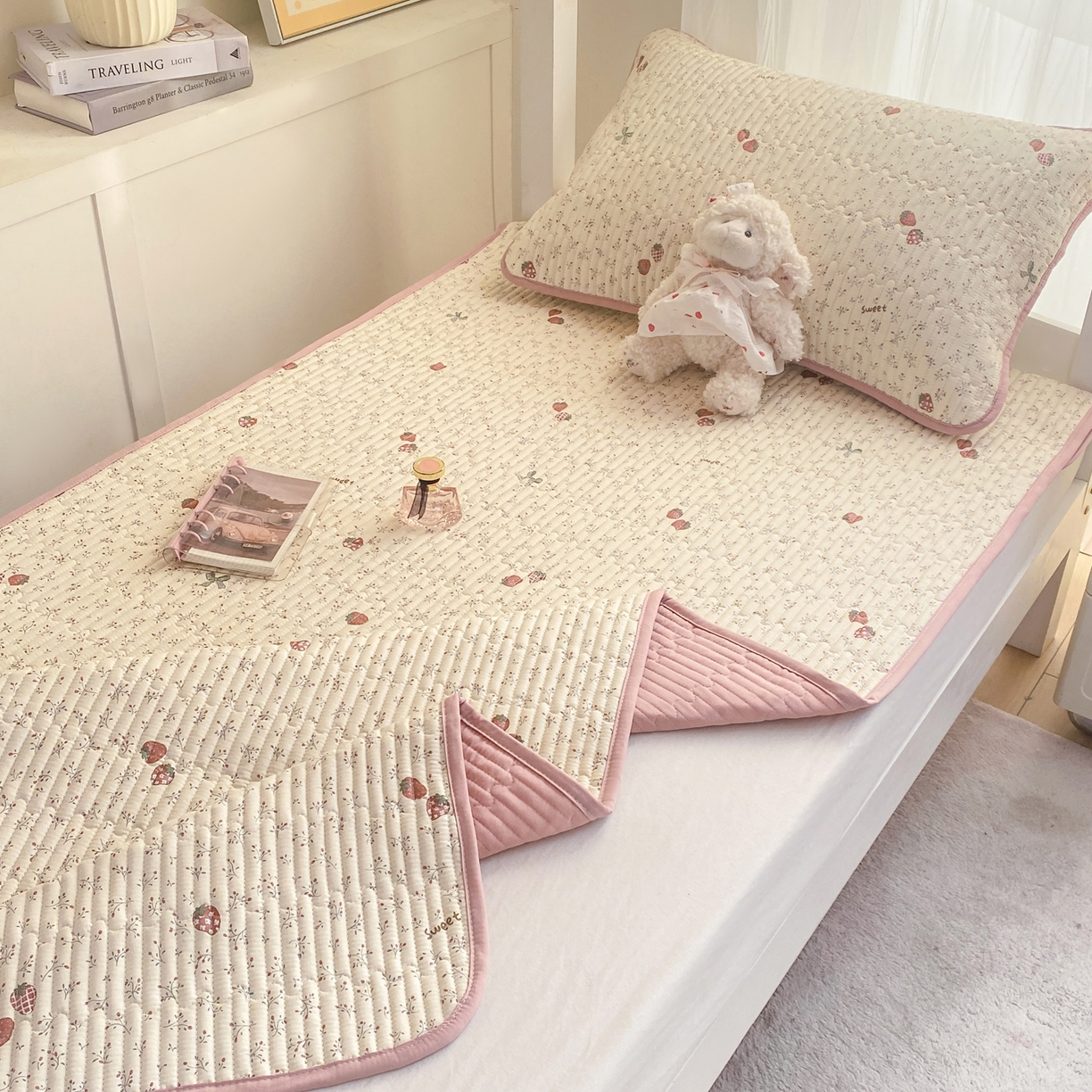 91家纺网 家纺一手货源 找家纺 康纳利 2026新款全棉床盖学生夹棉薄款床盖宿舍上下铺床垫三件套四季通用 相约