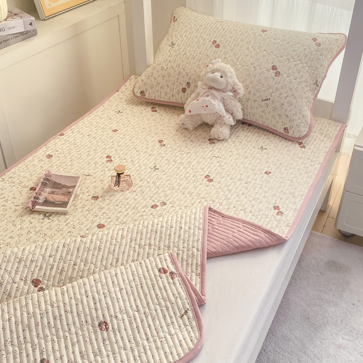 91家纺网 家纺一手货源 找家纺 康纳利 2026新款全棉床盖学生夹棉薄款床盖宿舍上下铺床垫三件套四季通用 相约