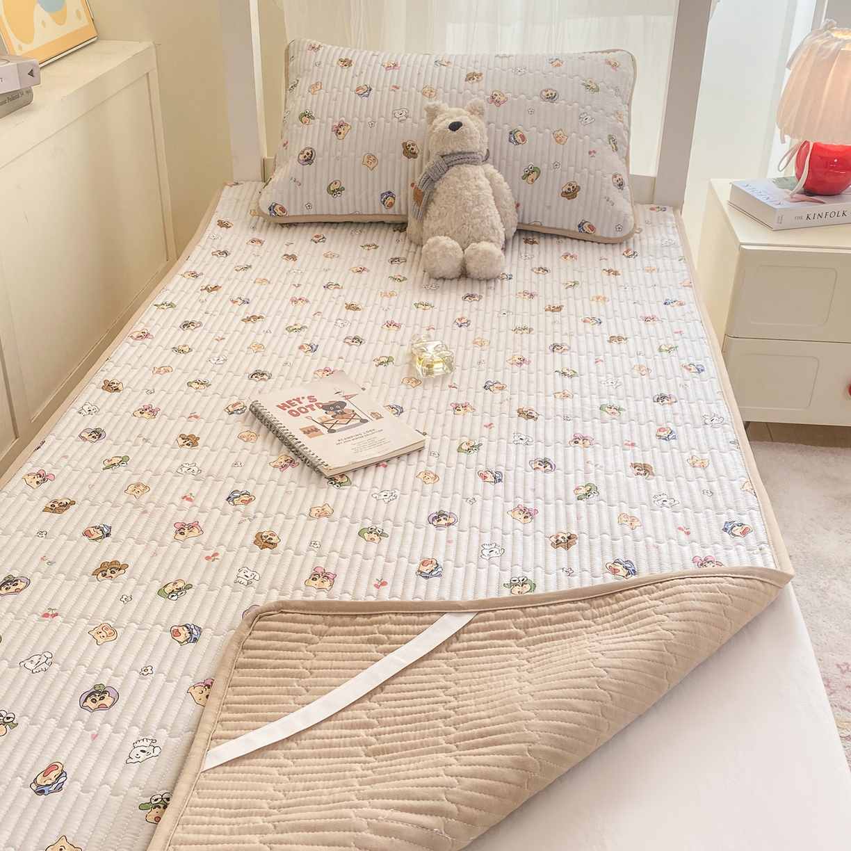 91家纺网 家纺一手货源 找家纺 康纳利 2026新款全棉床盖学生夹棉薄款床盖宿舍上下铺床垫三件套四季通用 小新一家