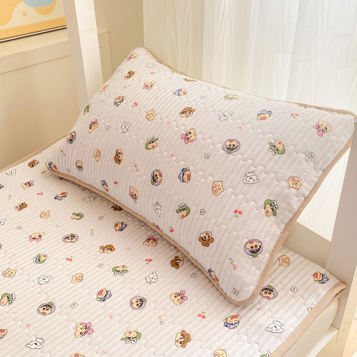 91家纺网 家纺一手货源 找家纺 康纳利 2026新款全棉床盖学生夹棉薄款床盖宿舍上下铺床垫三件套四季通用 小新一家