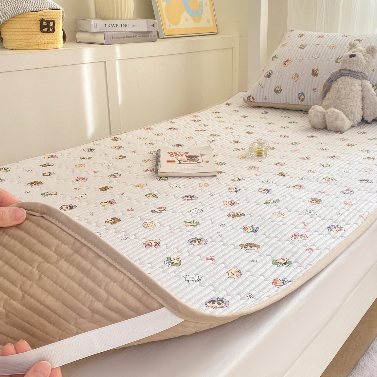 91家纺网 家纺一手货源 找家纺 康纳利 2026新款全棉床盖学生夹棉薄款床盖宿舍上下铺床垫三件套四季通用 小新一家