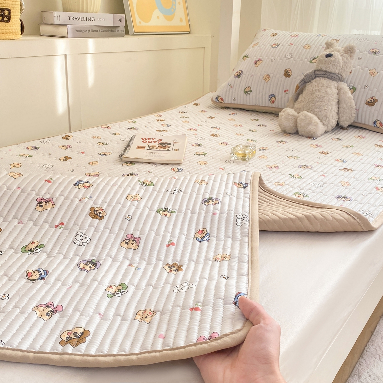 91家纺网 家纺一手货源 找家纺 康纳利 2026新款全棉床盖学生夹棉薄款床盖宿舍上下铺床垫三件套四季通用 小新一家