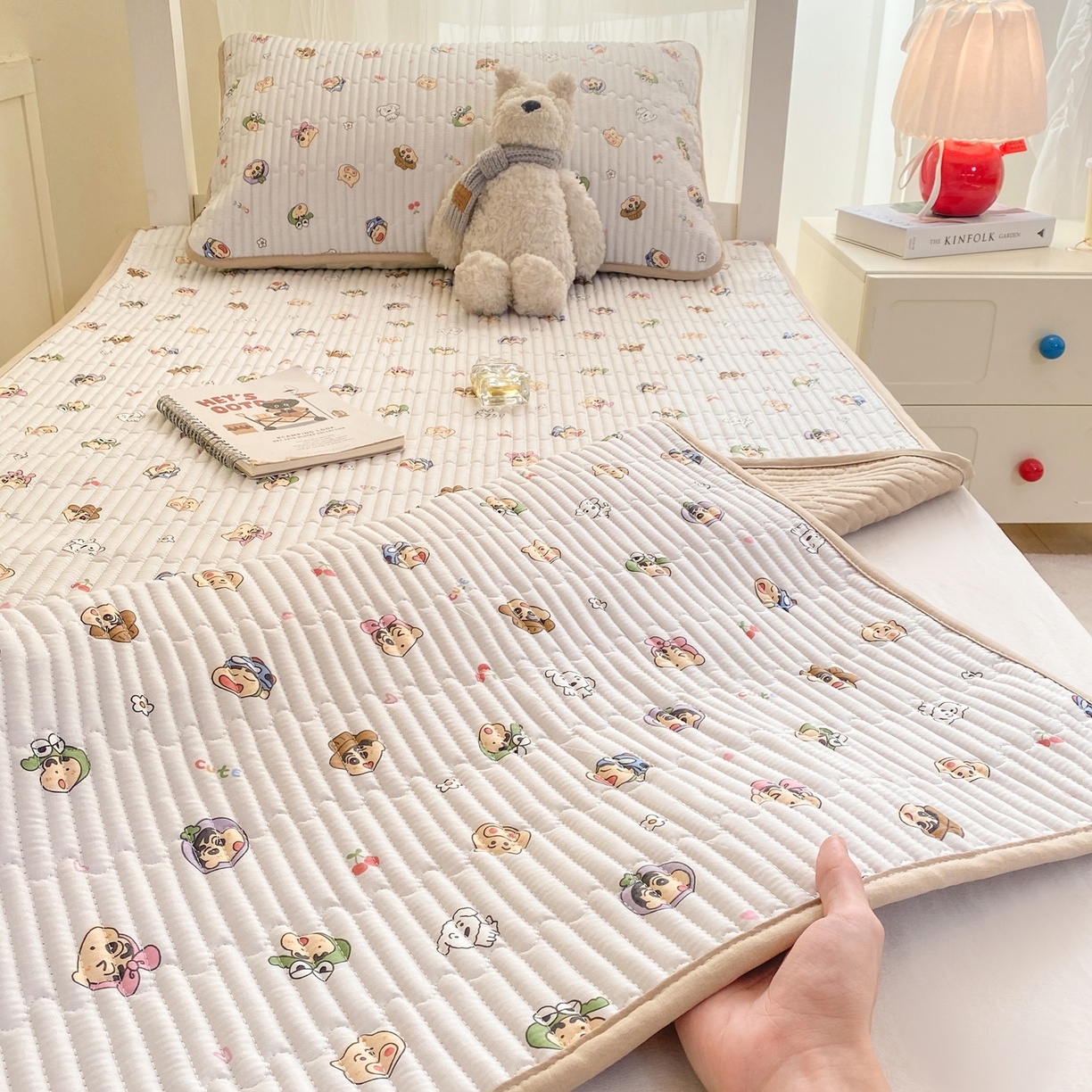 91家纺网 家纺一手货源 找家纺 康纳利 2026新款全棉床盖学生夹棉薄款床盖宿舍上下铺床垫三件套四季通用 小新一家