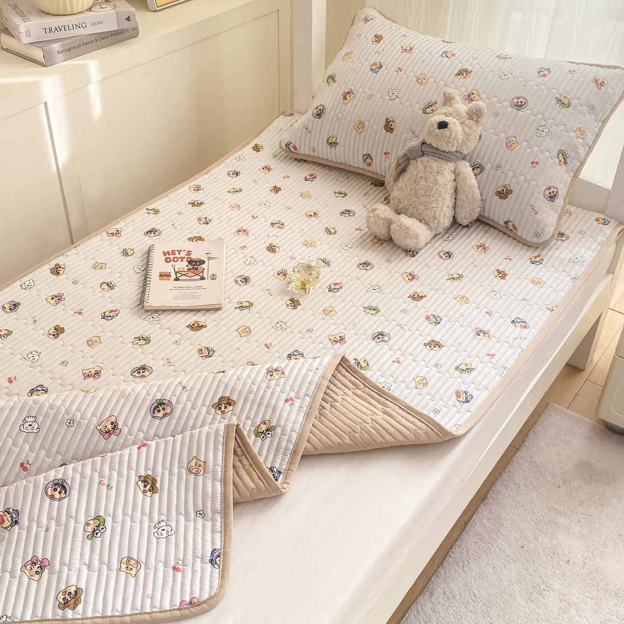 91家纺网 家纺一手货源 找家纺 康纳利 2026新款全棉床盖学生夹棉薄款床盖宿舍上下铺床垫三件套四季通用 小新一家