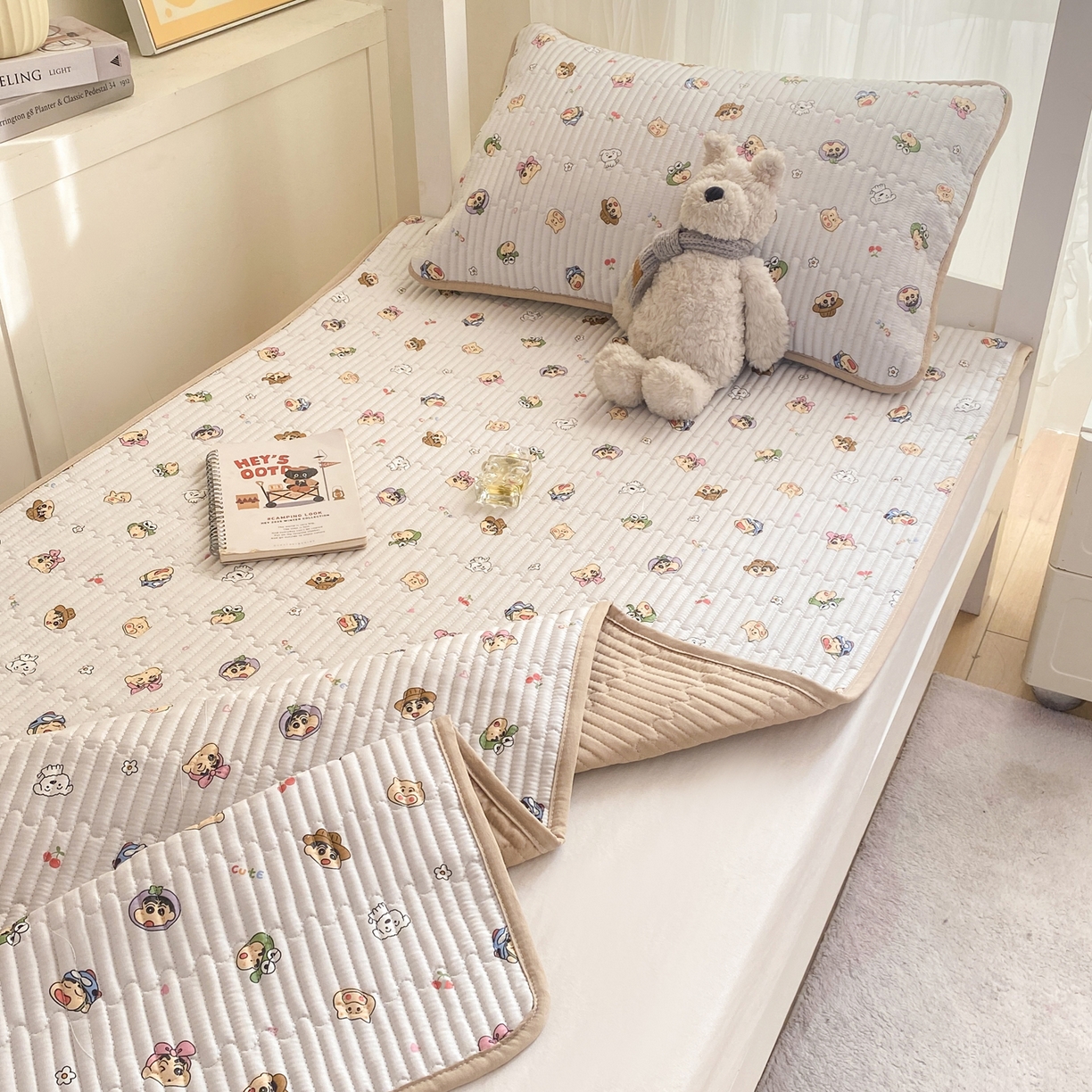 91家纺网 家纺一手货源 找家纺 康纳利 2026新款全棉床盖学生夹棉薄款床盖宿舍上下铺床垫三件套四季通用 小新一家